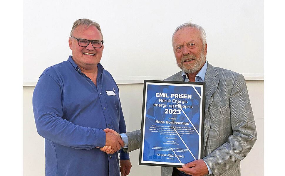 Fra venstre: Jon Tveiten og prisvinner Hans Borchsenius. Foto: Norsk Energi