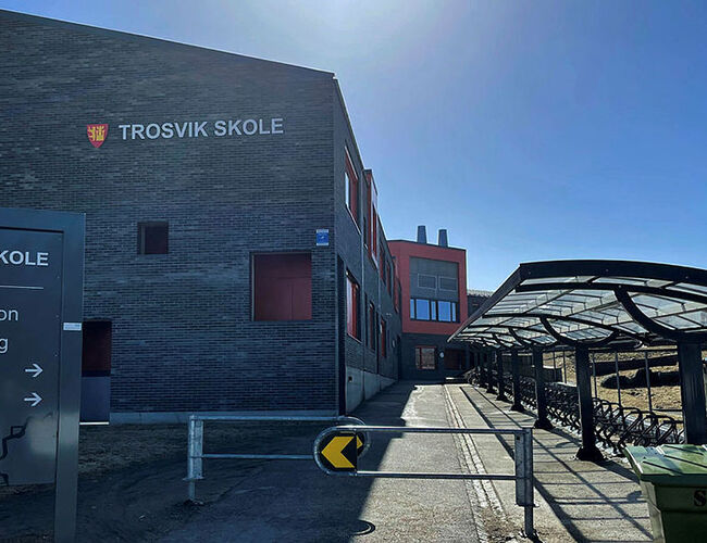 Anlegget på Trosvik skole settes i drift høsten 2023, og skal blant annet bidra til at bygget kan bruke sin egenproduserte solenergi når strømprisene er høyest, samt bidra til å stabilisere strømnettet. Foto: Trond Øyvind Karterud/Fredrikstad kommune