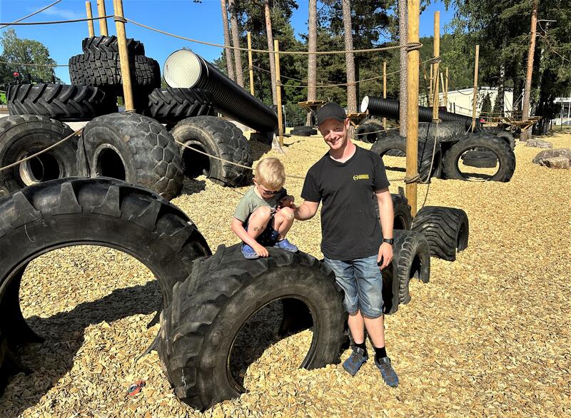 Jakob Lundevold og pappa Stina i den nye flotte lekeparken i Skolevegen