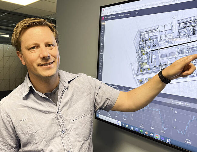 Magne Ganz viser fram den digitale tvillingen av Ticonbygget. Foto: Cato A. Mørk/ Multiconsult