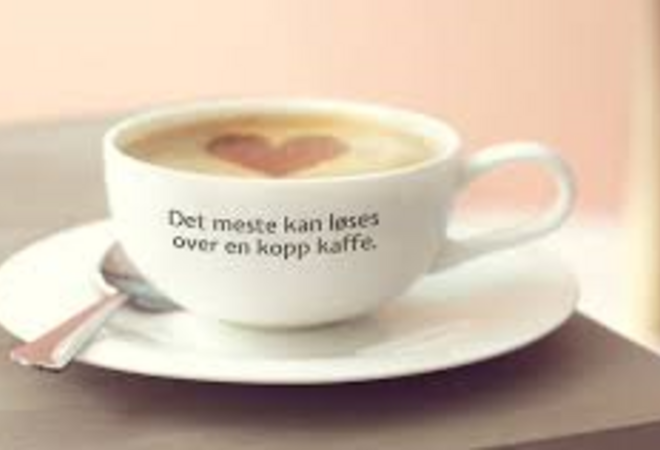 Kaffekopp med teksten: Det meste kan løses over en kopp kaffe