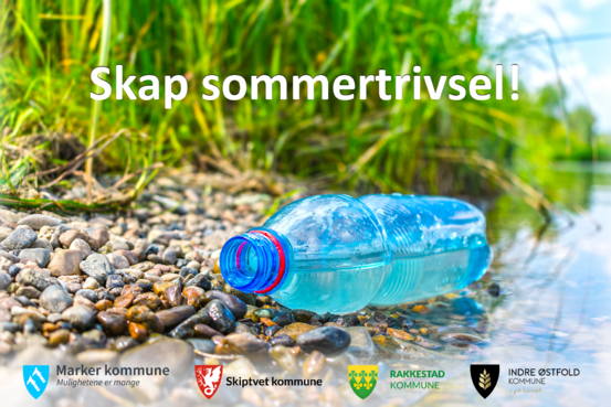 Plakat med budskap om å skape sommertrivsel. Bilde av en vannflaske liggende i vannkanten på stranda.