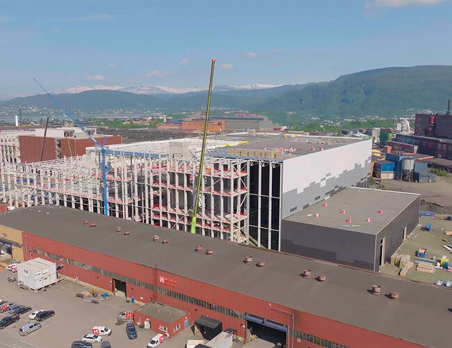 FREYR er ett av de fem prosjektene som får støtte fra EUs innovasjonsfond. Freyrs Giga Factory i Mo i Rana får 100 millioner euro i støtte mens fire andre prosjekt får tilsammen 450 millioner euro fra Innovasjonsfondet. (Ill: FREYR)