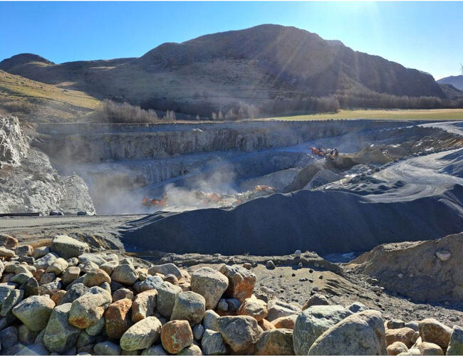 Kluge-tippen i Gjesdal i Rogaland er mottak og mellomlager for steinmasser. Snart blir den også testarena for store, elektriske anleggsmaskiner. Foto: SINTEF