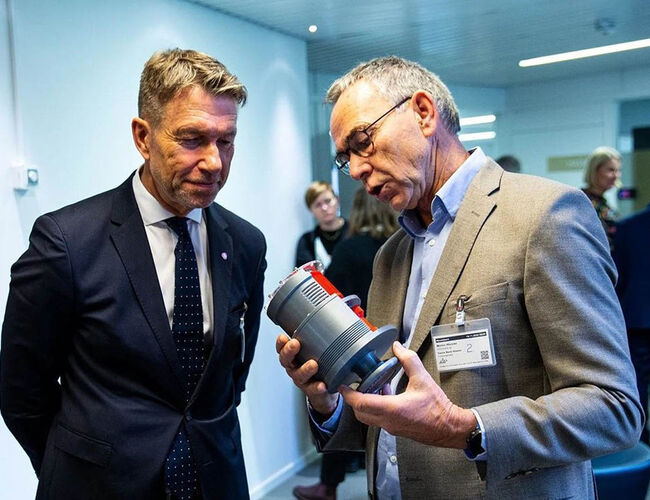 Otechos direktør for CR-Technology, Morten Wiencke, benyttet muligheten under OG21-forum (Olje og gass i det 21. århundre) til å vise frem selskapets CR-teknologi (Centric Reciprocating Technology) for olje- og energiminister Terje Aasland. Foto: Otechos