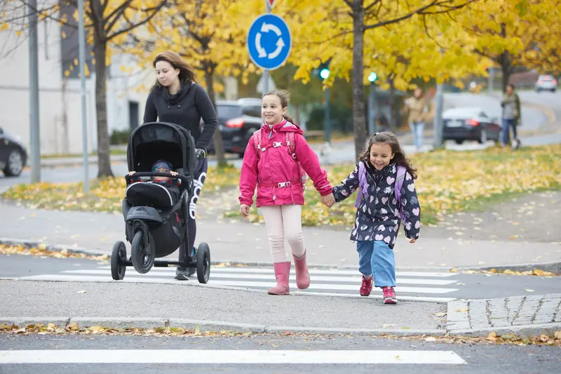 Foreldre oppfordres til å la barna gå eller sykle til skolen, men ifølge Norges Automobilforbund  blir rundt 30 prosent av barna i Norge kjørt til skolen. Foto: NORGES AUTOMOBILFORBUND