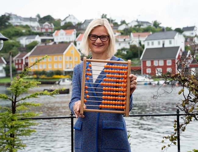 – Mange selskaper begynner å få god oversikt over sin klimapåvirkning. Nå er det tid for å kutte utslipp. Det er ikke nok å være god på rapportering, sier Hanne Løvstad, partner i PwC. Foto: PwC