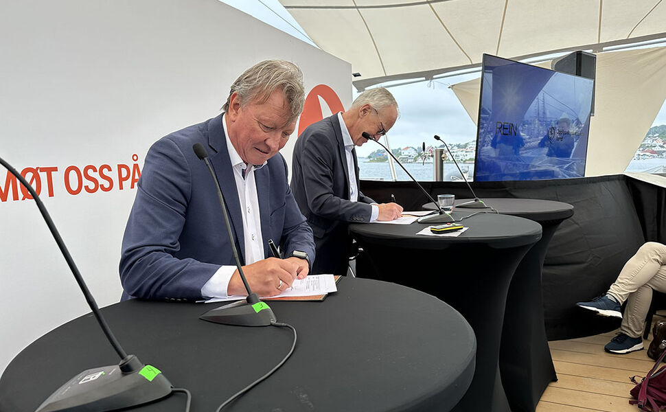 Kontraktene for det nye selskapet signeres. F.v. Tor-Ove Horstad, head of commercial i Hydro Rein, Ole-Wilhelm Meyer, direktør i Opplysningsvesenets fond. Foto: OVF