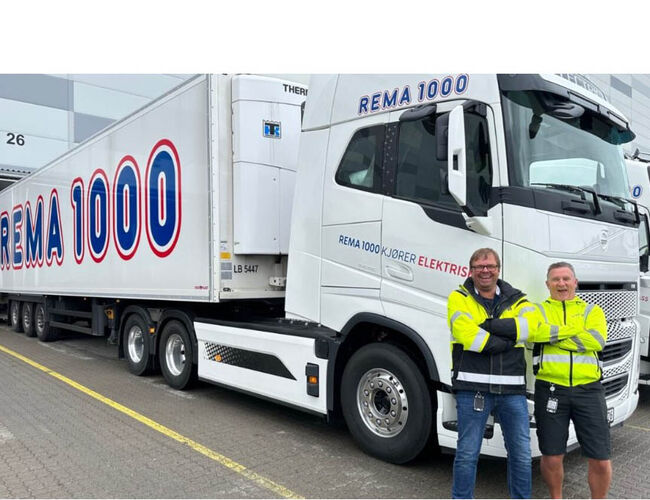 Sjåførene Jens Kyrre Anthonsen og André Skuterud fra RD Transport var fornøyd med første tur med den ny elektriske trekkvognen. Foto: Rema