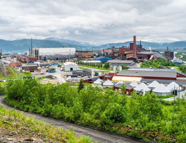 Flere industriparker i Norge er i gang med å legge til rette for sirkulære prosesser, slik som her i Mo industripark. Den brune sylinderen til venstre, gassklokka, tar vare på CO2-gass fra en av industriene, slik at gassen kan gjenbrukes av bedrifter i parken. Foto: Benjamin Strøm Bøen/Mo Industripark AS