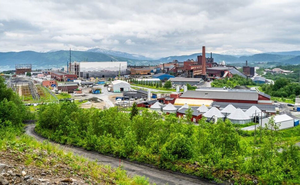 Flere industriparker i Norge er i gang med å legge til rette for sirkulære prosesser, slik som her i Mo industripark. Den brune sylinderen til venstre, gassklokka, tar vare på CO2-gass fra en av industriene, slik at gassen kan gjenbrukes av bedrifter i parken. Foto: Benjamin Strøm Bøen/Mo Industripark AS