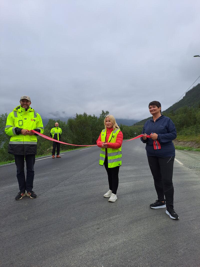 Fylkesråd Agnethe Masternes Hanssen klipper snora over fylkesvei 863. Foto: Stine Rakkenes