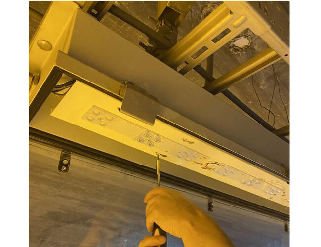 Nye LED-innsatser kan monteres i armaturhusene som allerede finnes i tunnelene. Den nye LED-belysningen gir 40-50 prosent mindre strømforbruk i forhold til de gamle lysstoffrørene, som nå er forbudt. Foto: Robert Leiksett/Statens vegvesen