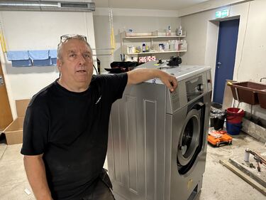 Jan-Øivind Salvesen med den nye vaskemaskinen.