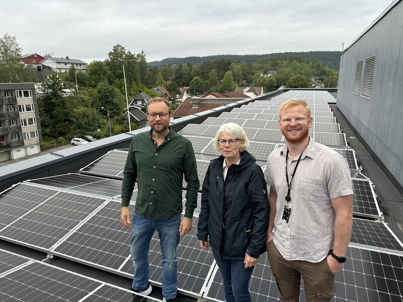De har spart kommunen  for store energikostnader. Fra venstre: Eirik Lundevold, Inger C. Neset og Daniel Hillestad. De står på taket av Vennesla skole