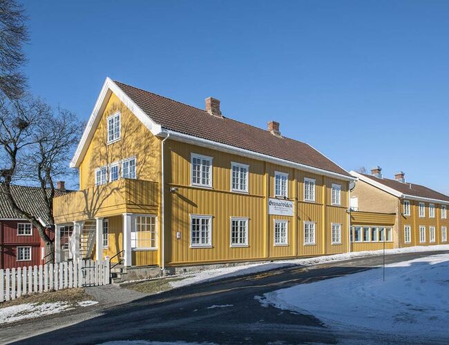 Granavolden Gjæstgiveri består av flere eldre bygg. Foto: GK