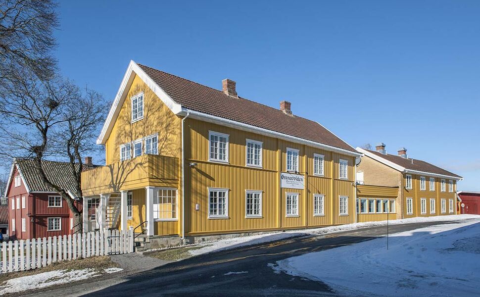 Granavolden Gjæstgiveri består av flere eldre bygg. Foto: GK