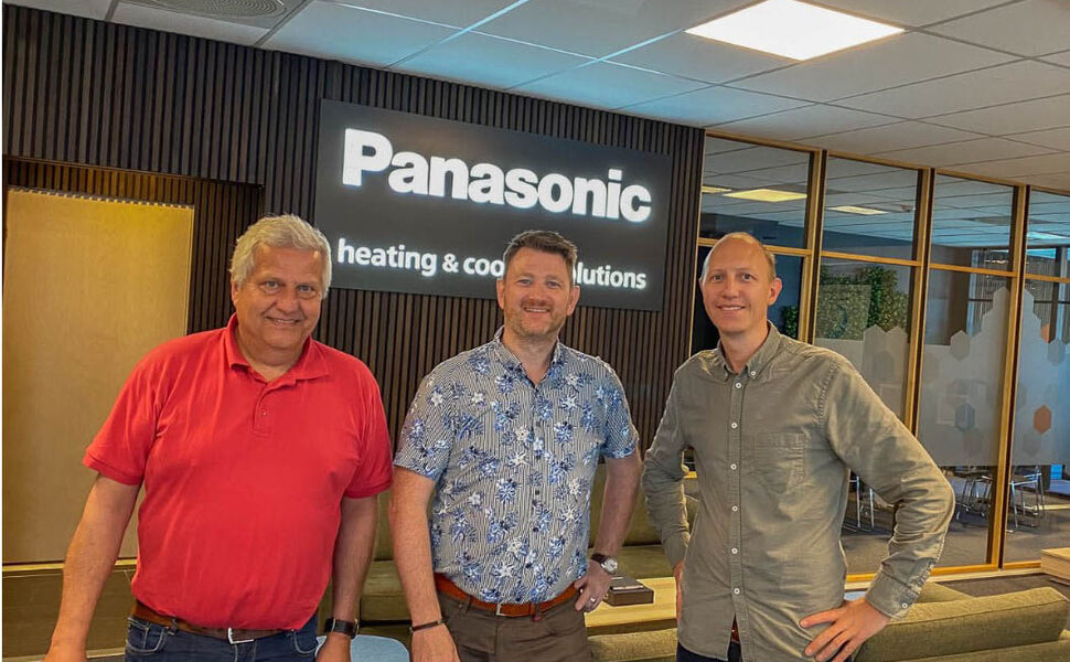 Fredrik Selebø i Isovator, Arnt Fahlstrøm i Panasonic og Einar Gulbrandsen i Varmepumpeforeningen i de nye kurslokalene.  Foto: Novap
