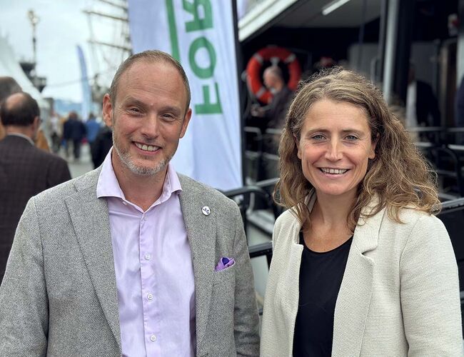 F.v. Bård Standal, viseadministrerende direktør i Fornybar Norge og Elisabeth Baird, divisjonsdirektør for energi i Sweco. Foto: Sweco