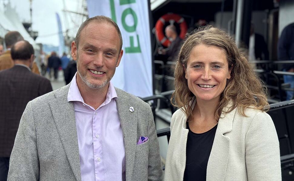 F.v. Bård Standal, viseadministrerende direktør i Fornybar Norge og Elisabeth Baird, divisjonsdirektør for energi i Sweco. Foto: Sweco