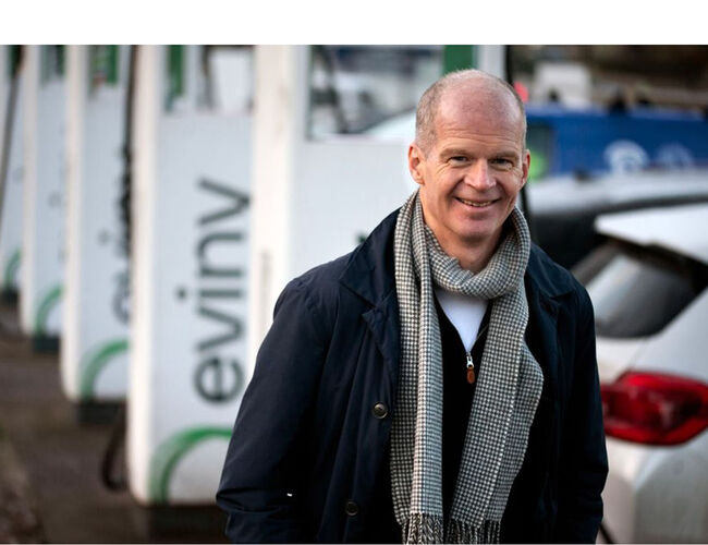 Odd Olaf Askeland, som startet satsingen på hurtiglading i Eviny, er strålende fornøyd med at Eviny sikret seg 142 av de 900 lokasjonene for ladestasjoner i Tyskland. Foto: Eviny