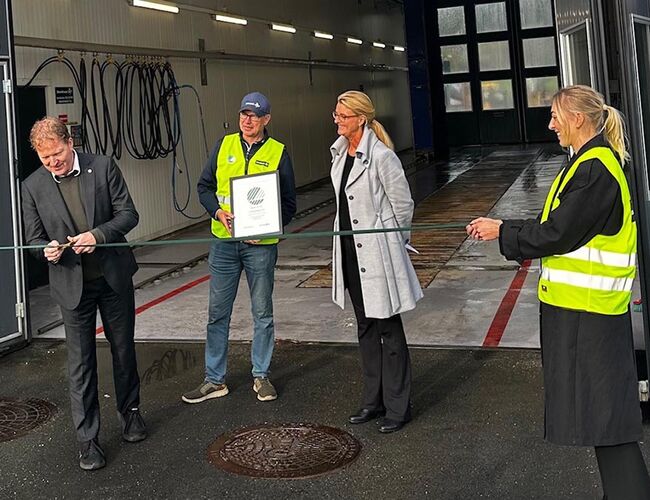 Kommunal- og distriktsminister, Sigbjørn Gjelsvik (Sp), deltok under åpningen av Storbilvask 24/7, sammen med Terje Fatland, daglig leder i Bilvask 24/7, og Cathrine Pia Lund, administrerende direktør i Svanemerket. Foto: Siv Therese Malm