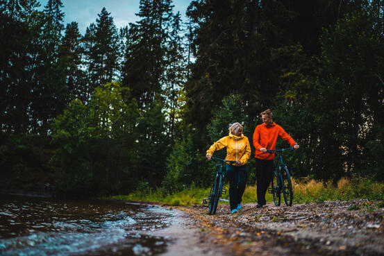 To personer med sykkel i naturen. Fotokredit: Jonas Ingstad - Haldenkanalen Regionalpark