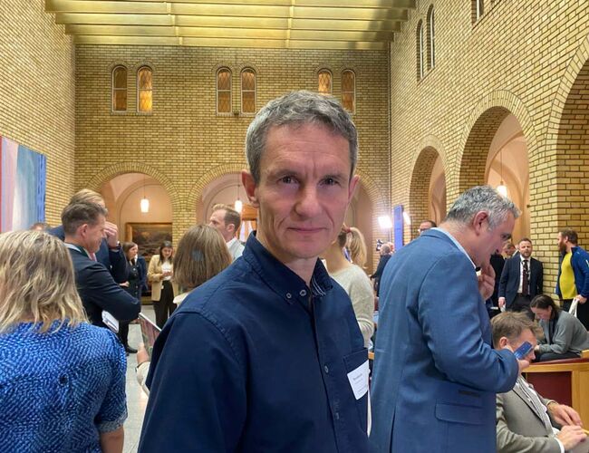 Truls Gulowsen i vandrehallen på Stortinget. Foto: Naturvernforbundet
