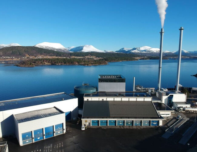 Avfallsforbrenningsanlegget i Breivika i Ålesund er et naturlig nav i avfallshåndteringen på Nordvestlandet. Årlig tar anlegget imot nærmere 100.000 tonn restavfall - og leverer overskuddsvarmen til byens fjernvarmesystem. Foto: Tafjord Kraftvarme