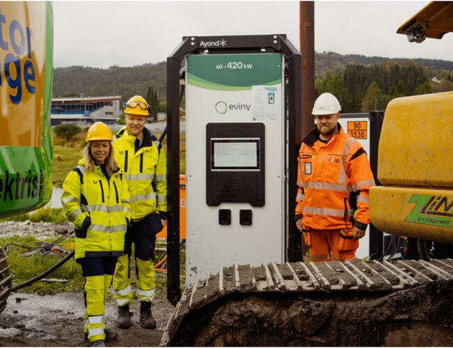 Med flere tunge, elektriske anleggsmaskiner på byggeplassen øker behovet for raske ladeløsninger. F.v. Camilla Moster, leder for Mobil energi i Eviny, Jørgen Alvheim, teknisk prosjektleder for Mobil energi i Eviny og Thomas Tyssøy, maskinfører i Sartor & Drange. Foto: Eyvind Bohne-Kjersem, Eviny