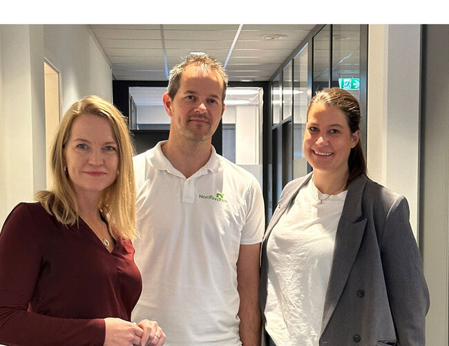 Fra venstre: Ingeborg Ukkelberg fra VestlandsHus, Rune Solheim og Therese Lunde Solberg fra Nordfjord Hus. Foto: VestlandsHus