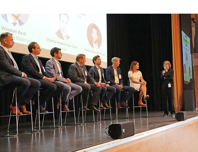 Fra venstre til høyre: Michael Schlaug (Yara Sluiskil), Charles-Antoine Van Vyve (Fluxys), Pascal Hader-Weinmann (dena), Roland Span (RuB), Winston Beck (Heidelberg Materials), Pim van Keep (Aker Carbon Capture), Marie Bysveen (SINTEF), Mona Mølnvik (SINTEF). Foto: SINTEF