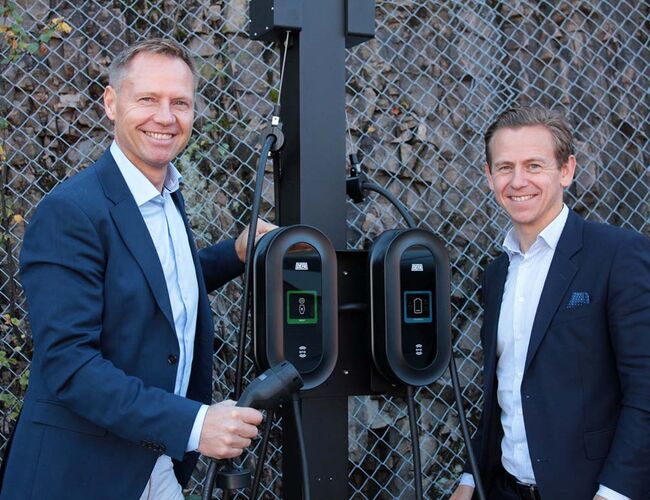 Ketil Annar Granbakken fra Lyse og Anders Granquist fra DEFA gleder seg til å ta DEFA Power ut i markedet sammen. Foto: DEFA/Lyse