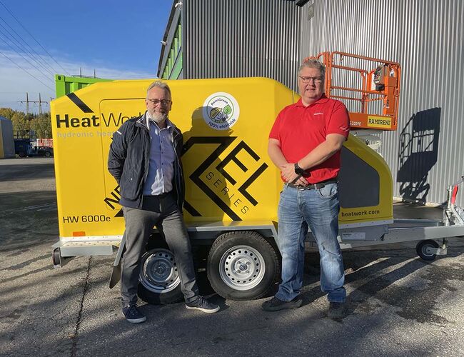 Fra venstre: Petter G. Johnsen, produktleder Ramirent og Ronny Bjerkan, salgsansvarlig (Midt-Norge) for HeatWork. Foto: Ramirent