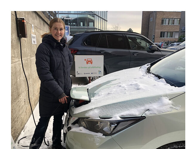 Mange kobler elbilen til strømuttaket for oppvarming på kalde dager, men det er ikke alltid lønnsomt. De fleste turene i hverdagen er så korte at man trygt kan bruke batteriet i stedet. SINTEF-forsker Åse Lekang Sørensen har målt effektbruk for oppvarming av ulike elbiler. Foto: Bjørn Ludvigsen/SINTEF