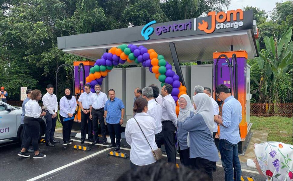 Den offisielle åpningen av ladestasjonen med Malaysias samferdselsminister Dato’ Sri Alexander Nanta Linggi i midten i blå skjorte. Foto: Pixii