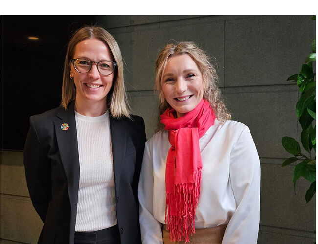 - Digitalisering er grunnlaget for å måle ytelsen på bygg og prosesser, sier Randi Mogerhagen. Her er hun avbildet med digitaliseringsminister Karianne Tung (til høyre). Foto: Schneider Electric