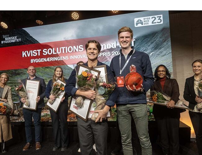 Stolte vinnere av Byggenæringens Innovasjonspris 2023. Fra venstre: Fabian Utigard, CEO og Co-founder, Mathias Engevik, COO og Co-founder. Foto: Bygg Reis Deg