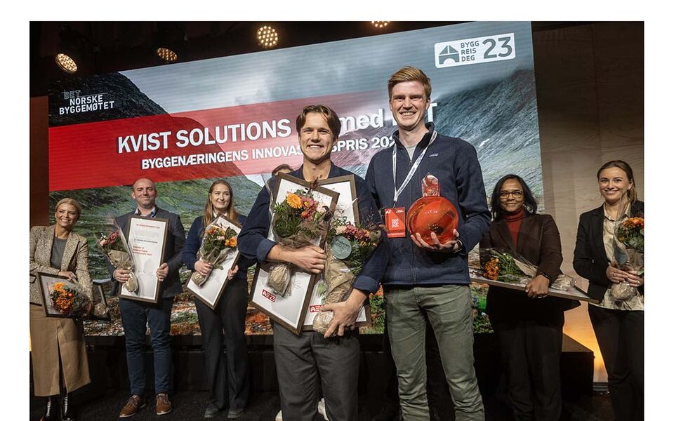 Stolte vinnere av Byggenæringens Innovasjonspris 2023. Fra venstre: Fabian Utigard, CEO og Co-founder, Mathias Engevik, COO og Co-founder. Foto: Bygg Reis Deg