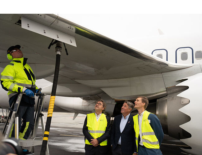 Niels Hemmingsen, administrerende direktør på Aalborg Lufthavn, Geir Karlsen, konsernsjef i Norwegian og Lasse Frimand Jensen, borgermester i Aalborg (fra venstre) var med på tanking av flyet. Foto: Norwegian