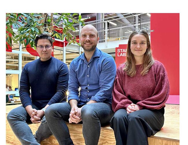 SurplusMap skal bruke designmetodikk for å få fart på ladeutbyggingen i Norge. På bildet (f.v.) Luis de Ita Maubant, Reinier van Gageldonk og Tanja Spens Sellick fra SurplusMap. Foto: SurplusMap