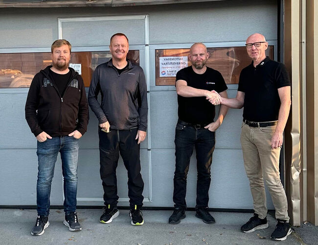 På bildet fra venstre: Kai Roger Brenne, Per Einar Ulvin og Asgeir Bergli fra A. Bergli AS. Til høyre på bildet Calle Gabinus fra Energy Save. Foto: Energi Save