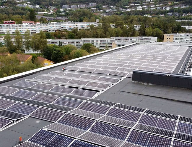 Solceller på taket av Folke Bernadottes vei 38 i Fyllingsdalen, der Fjordkrafts hovedkontor er lokalisert. Foto: Frode Fjellstad Fjordkraft