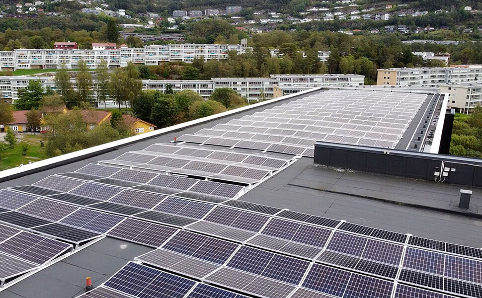 Solceller på taket av Folke Bernadottes vei 38 i Fyllingsdalen, der Fjordkrafts hovedkontor er lokalisert. Foto: Frode Fjellstad Fjordkraft