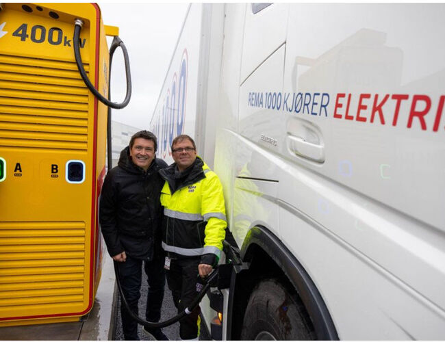 CEO i Reitan Retail, Ole Robert Reitan, og sjåfør i REMA Distribusjon, André Skuterud, under åpning av Uno-X lynlading for tungtransport ved REMA 1000 sin distribunal på Vinterbro, utenfor Oslo. Foto: Øyvind Breivik