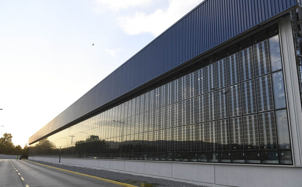 Fotovoltaiske glassvegger ved den nye Yeniköy-fabrikken i Tyrkia. Foto: Ford