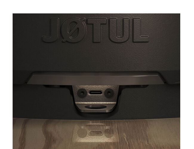 Jøtul F 170 produktene kommer med et helt unikt støpejerns design. Helt nederst på basen finnes en ladeport til batteri som driver sensor, programvare og motor for styring av lufttilførsel. Foto: Jøtul