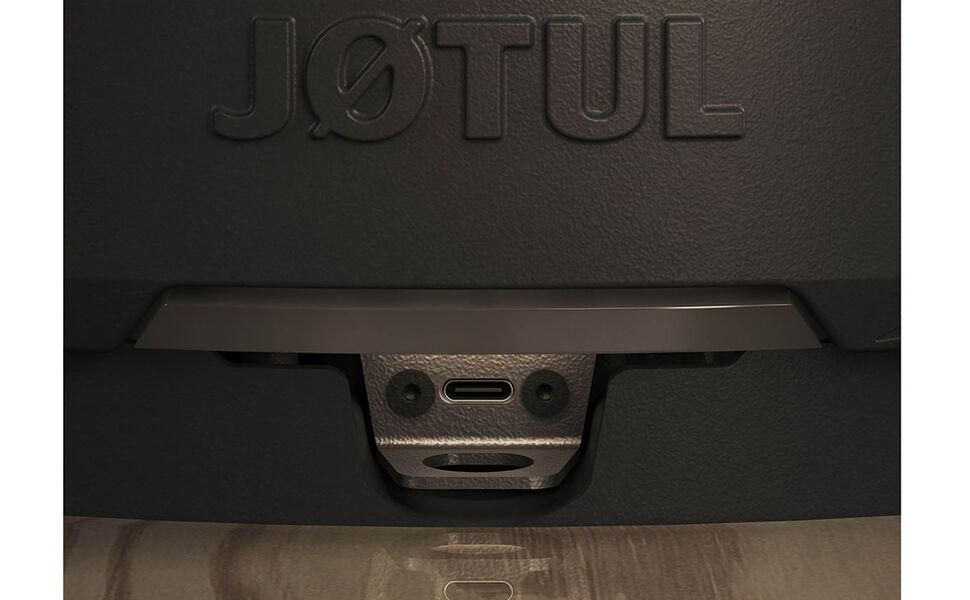 Jøtul F 170 produktene kommer med et helt unikt støpejerns design. Helt nederst på basen finnes en ladeport til batteri som driver sensor, programvare og motor for styring av lufttilførsel. Foto: Jøtul