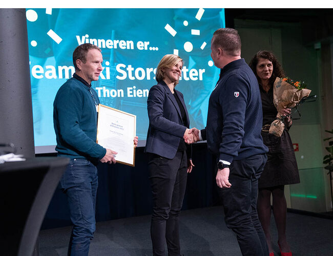 Vinneren ble annonsert av statssekretær i olje- og energidepartementet, Elisabeth Sæther (Ap) under Grønn driftskonferanse. På bildet fra venstre: Ole Sørlie, Ski Storsenter; Elisabeth Sæther; Øystein Ødegård, Ski Storsenter og Katharina Th. Bramslev, daglig leder i Grønn Byggallianse. Foto: Grønn Byggallianse