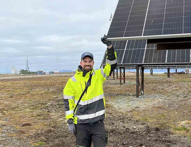 Mons Ole Sellevold, Store Norske, er prosjektleder ved energipiloten på Isfjord Radio. Foto: Basecamp Explorer Spitsbergen